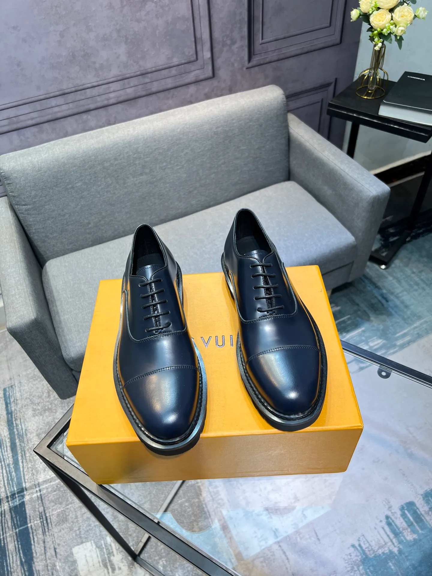 Men's shoes 💰820 [LV] - High-end quality - Upper: 🔝 tumbled cowhide, Nappa cowhide, brand logo sewn on shoe body - Lining: cowhide, foot pads; water-dyed cowhide - Outsole: TPR·rubber foam; two-color molded outsole -Super high quality control·Fine workmanship: highlighted (high-end·luxury·grade) -Size: 39-44 (38 45 can be customized)